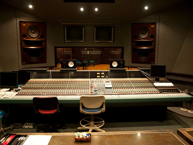 Music-Studio-Mixing-Console