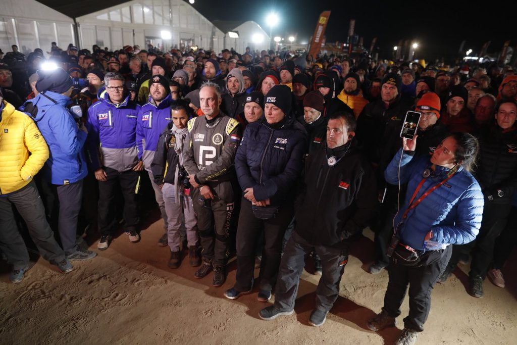 Foto de l'organització del RALLY DAKAR en el moment de comunicar la decisió de la suspendre la vuitena etapa per la mort del pilot de motos portuguès.