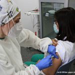 El personal sanitari rep segona dosi vacuna COVID-19 – 06