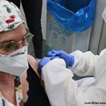 El personal sanitari rep segona dosi vacuna COVID-19 – 07