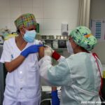 El-personal-sanitari-rep-segona-dosi-vacuna-COVID-19-10